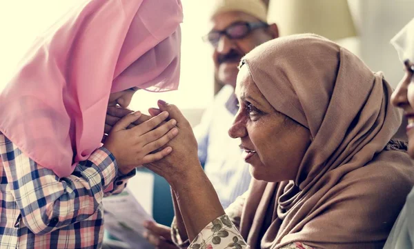 Müslüman Kız Annesine Saygı Ödeme — Stok fotoğraf