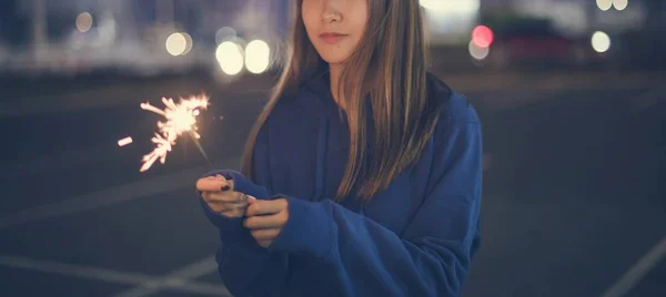 Mujer Felicidad Jugando Fuegos Artificiales — Foto de Stock