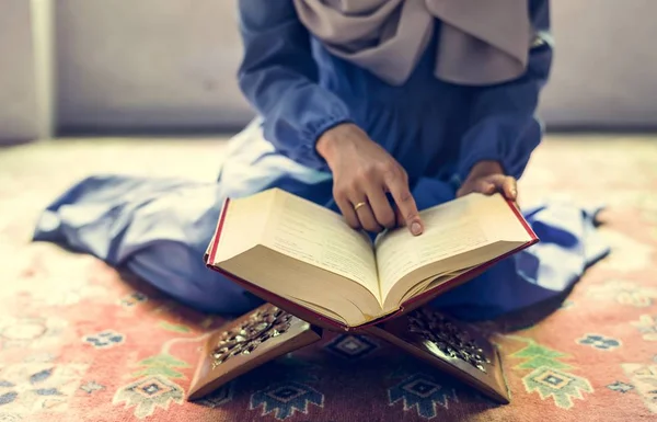 Osittainen Näkymä Musliminainen Sininen Hijab Käsittelyssä Pyhä Koraani Matolla — kuvapankkivalokuva