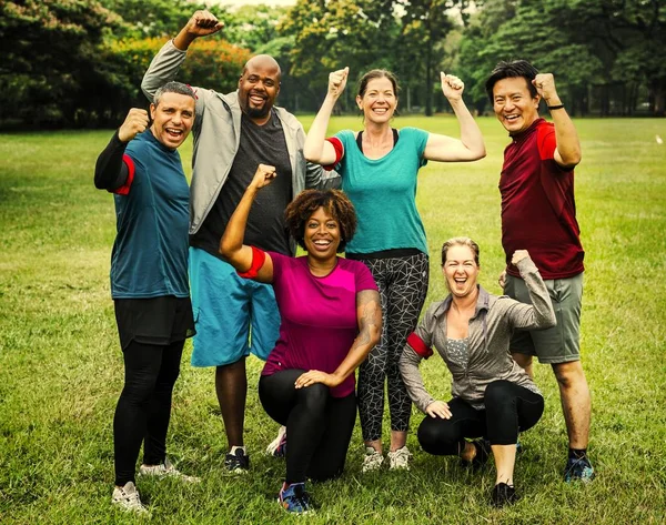 Felici Amici Sportivi Gesticolando Felicità Nel Parco — Foto Stock