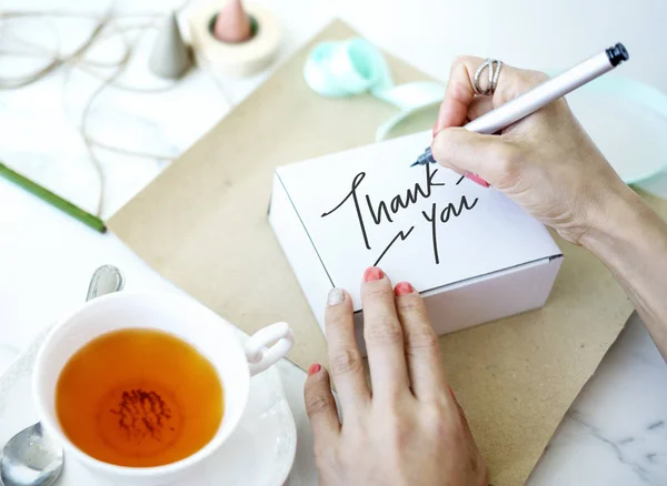Mulher Escrevendo Obrigado Uma Caixa Branca — Fotografia de Stock