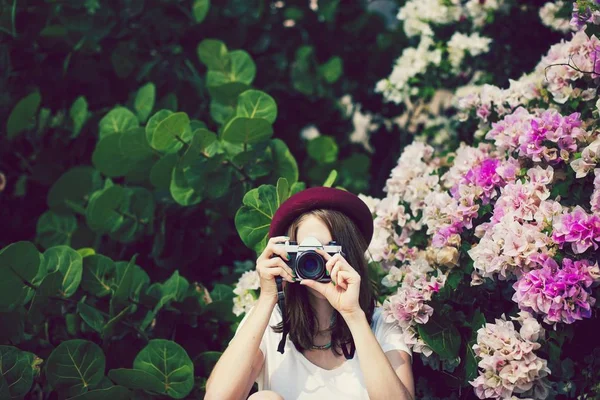 ビンテージ カメラで写真を撮って帽子の女の子 — ストック写真