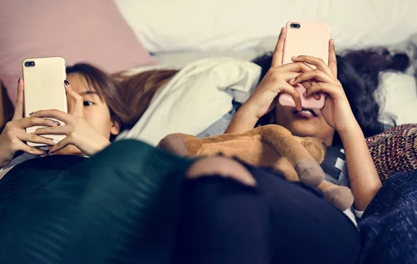 Tonårsflickor Som Använder Smartphones Säng Internet Pyjamasparty — Stockfoto