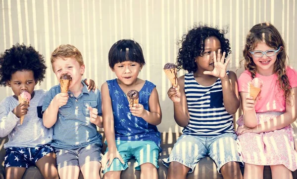 Kinderen Eten Van Ijs Zomer — Stockfoto