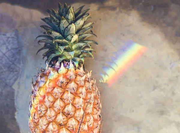 Close Van Verse Ananas Met Regenboog Prism Licht — Stockfoto