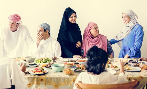 Мусульманская семья празднует Рамадан