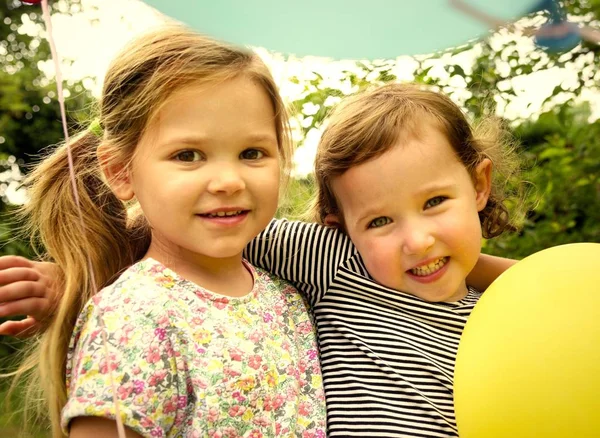 Niños Celebrando Una Fiesta Cumpleaños — Foto de Stock