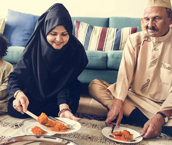Muslimi Perhe Ottaa Illallisen Lattialla Juhlii Ramadan — kuvapankkivalokuva