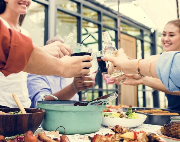 Groep Van Diverse Vrienden Genieten Van Zomer Partij Samen — Stockfoto