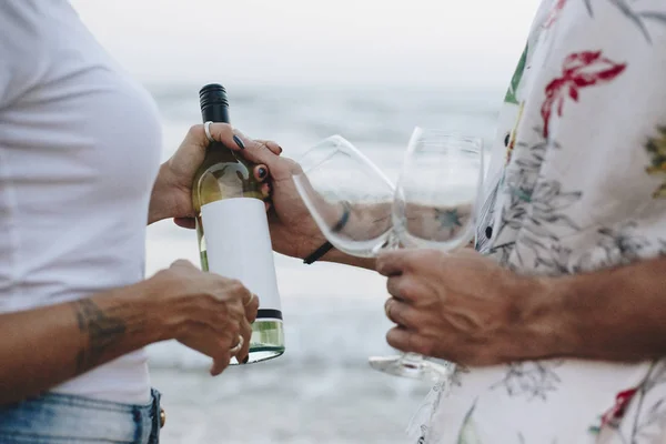 Coppia Che Gode Bicchiere Vino Sulla Spiaggia — Foto Stock