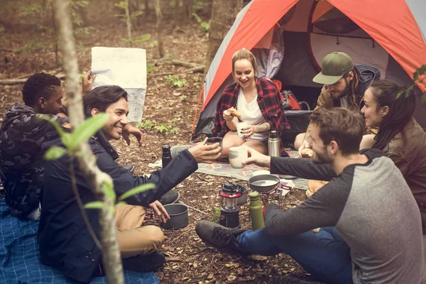 Freunde Zelten Gemeinsam Wald — Stockfoto