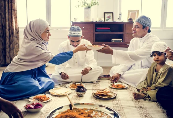 Família Muçulmana Janta Chão Comemorando Ramadã — Fotografia de Stock