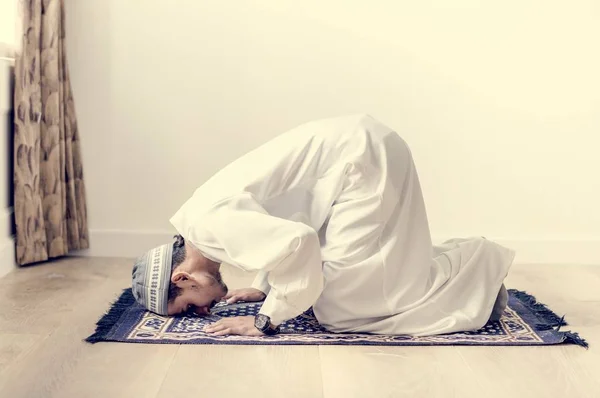 Ragazzo Musulmano Che Prega Postura Sujud — Foto Stock