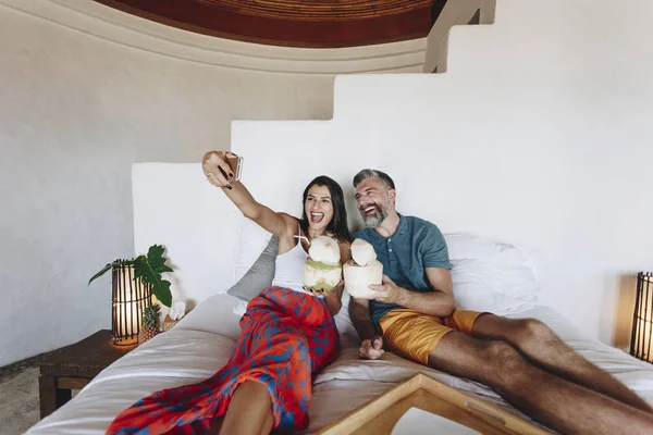 Pareja Relajándose Cama — Foto de Stock