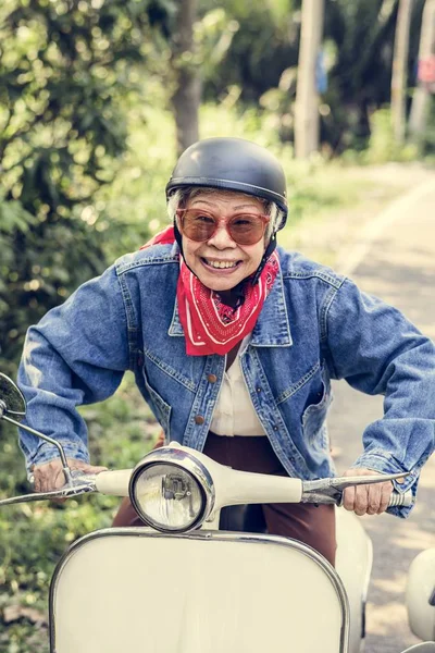 Viajando Mulher Asiática Sênior Montando Scooter Clássico Olhando Para Câmera — Fotografia de Stock