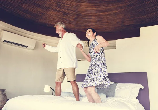 Starsza Para Tańczy Łóżku Pokoju Hotelowym — Zdjęcie stockowe