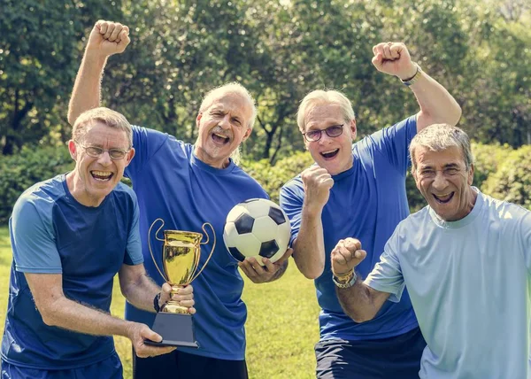 Olgun futbol oyuncuları Kupası'nı kazanan takım