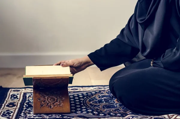 Donna Musulmana Hijab Nero Lettura Santo Corano Immagine Ritagliata — Foto Stock