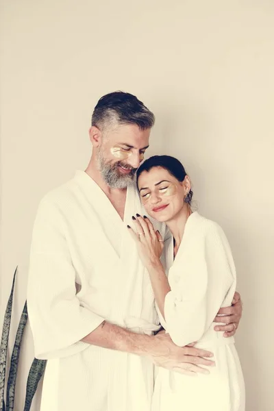 Casal Relaxante Com Tratamento Máscara Olho Dourado — Fotografia de Stock