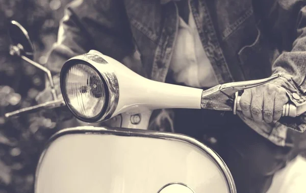 Nahaufnahme Von Personen Die Klassische Roller Fahren Sepia Farbfoto — Stockfoto