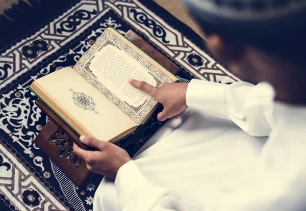 Вид Мусульманина Читающего Коран Обрезанный Образ Молитвы Указывающий Пальцем Книге — стоковое фото