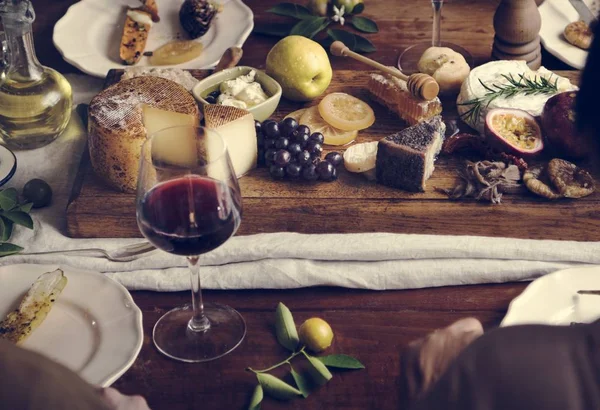 Menschen Essen Eine Platte Käse Mit Früchten Der Saison Und — Stockfoto