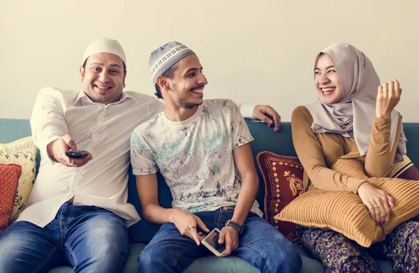 Familia Musulmana Viendo Televisión Casa — Foto de Stock