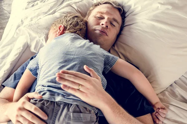 Papá Sosteniendo Hijo Cama — Foto de Stock