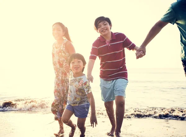 Asiatische Familie Spielen Strand — Stockfoto