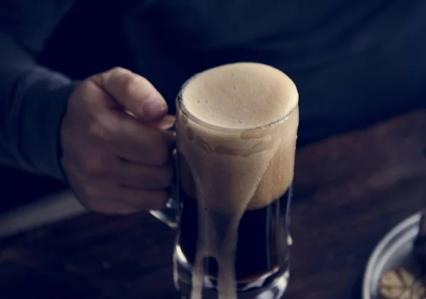 Overflowing Pint Beer — Stock Photo, Image