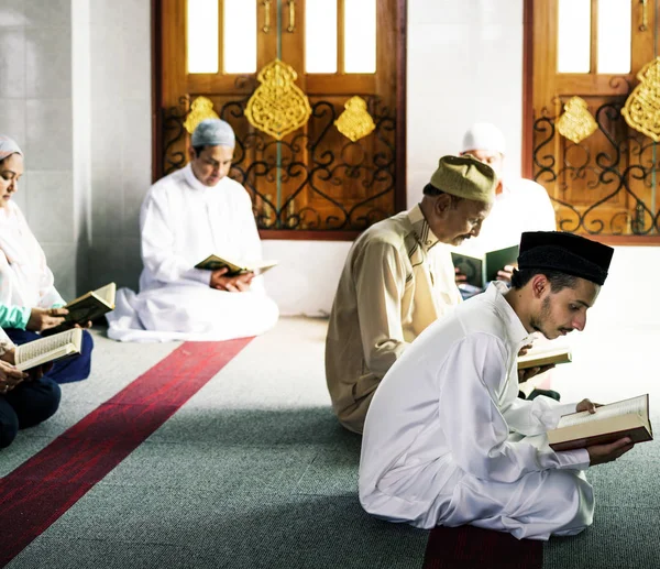 Muslim Laki Laki Membaca Quran Selama Bulan Ramadhan — Stok Foto