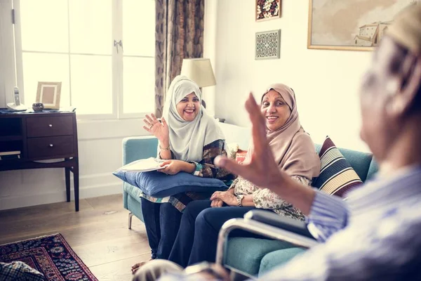 Famille Musulmane Relaxant Dans Maison — Photo