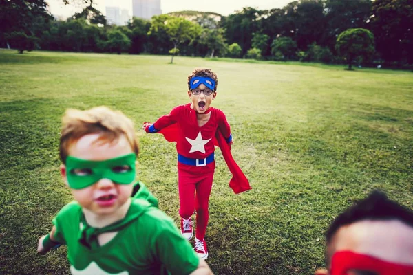 超级英雄欢快的孩子跑在公园草甸 — 图库照片