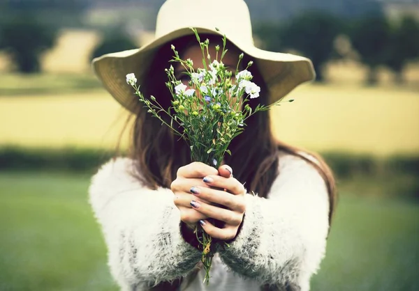 Mulher Segurando Buquê Flores Silvestres — Fotografia de Stock