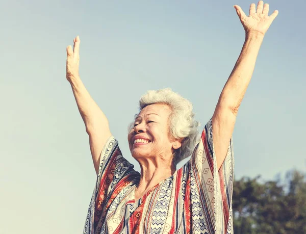 Senior Asaiische Frau Hebt Die Arme — Stockfoto