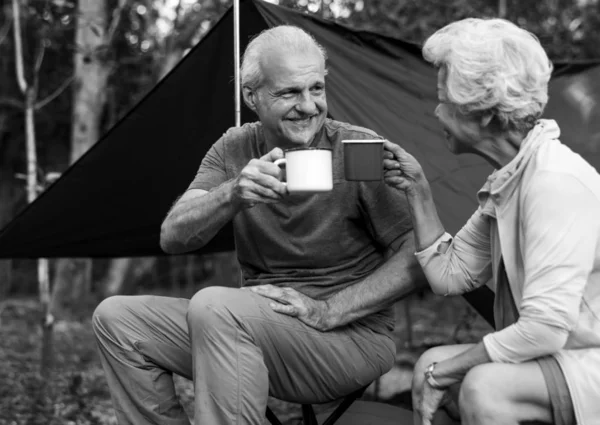 Amis Prendre Une Pause Café Nature Forêt Tout Campant Noir — Photo