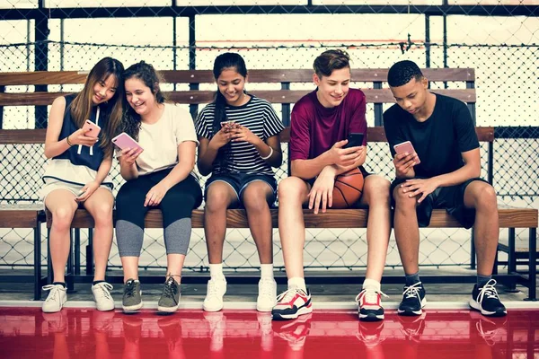 Skupina Přátel Mladý Teenager Basketbalové Hřiště Relaxační Pomocí Smartphonu — Stock fotografie