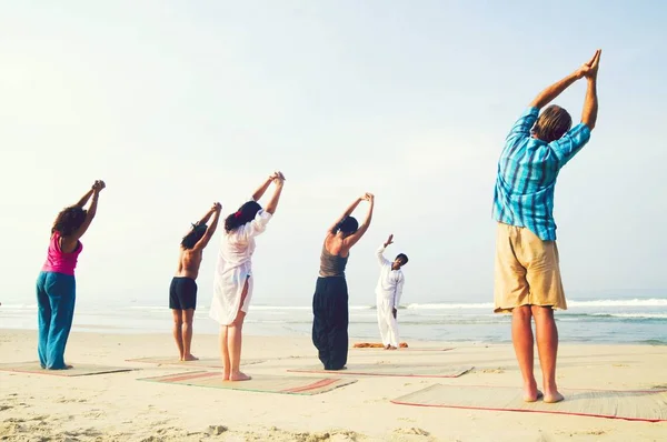 Lezione Yoga Sulla Spiaggia — Foto Stock