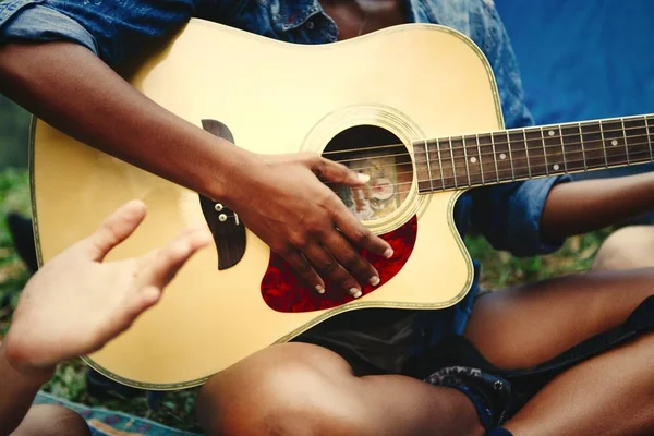 African American Kobieta Gra Gitarze — Zdjęcie stockowe