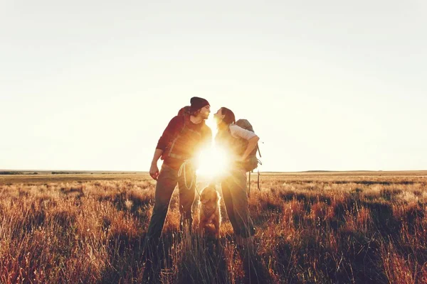 Vahşi doğada birlikte yürüyüş yapan bir çift.