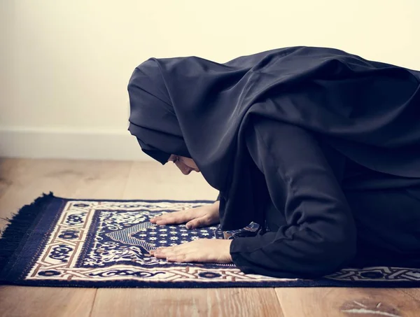 Mulher Muçulmana Orando Postura Sujud — Fotografia de Stock