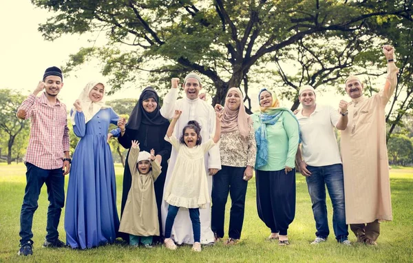 Uma Família Muçulmana Grande Feliz — Fotografia de Stock