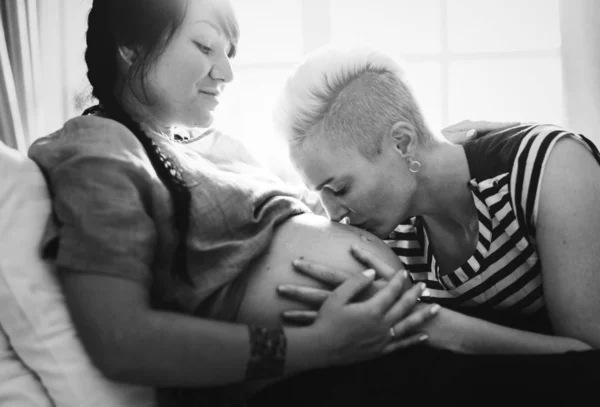 Pareja Lesbiana Esperando Bebé —  Fotos de Stock