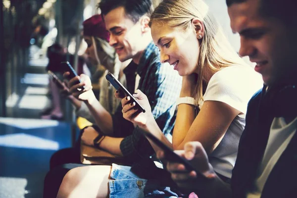 Telefonlarını kullanarak farklı arkadaş