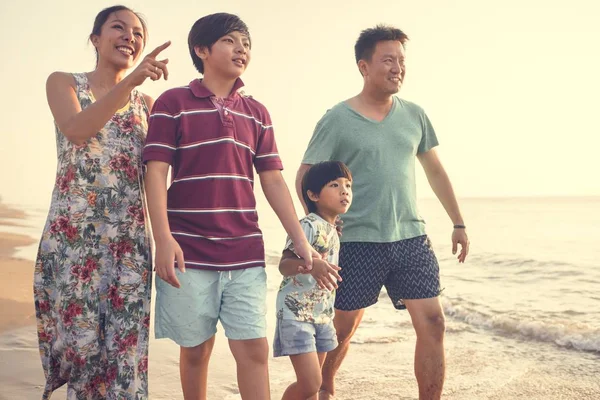 Felice Famiglia Piedi Sulla Spiaggia — Foto Stock