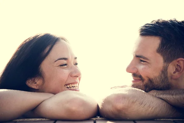 Pareja Relajándose Una Piscina —  Fotos de Stock