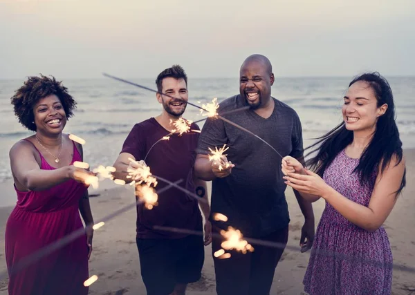 Friends Celebrating Sparklers Beach — Stock Photo, Image