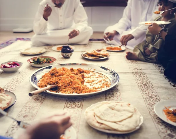イスラム教徒の家族が夕食を床にラマダンを祝う — ストック写真