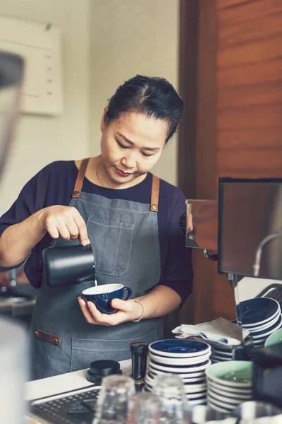 Asiático Barista Creación Latte Arte —  Fotos de Stock