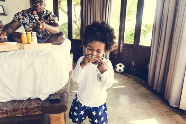 Ребенок Веселится Поедая Арбуз — стоковое фото